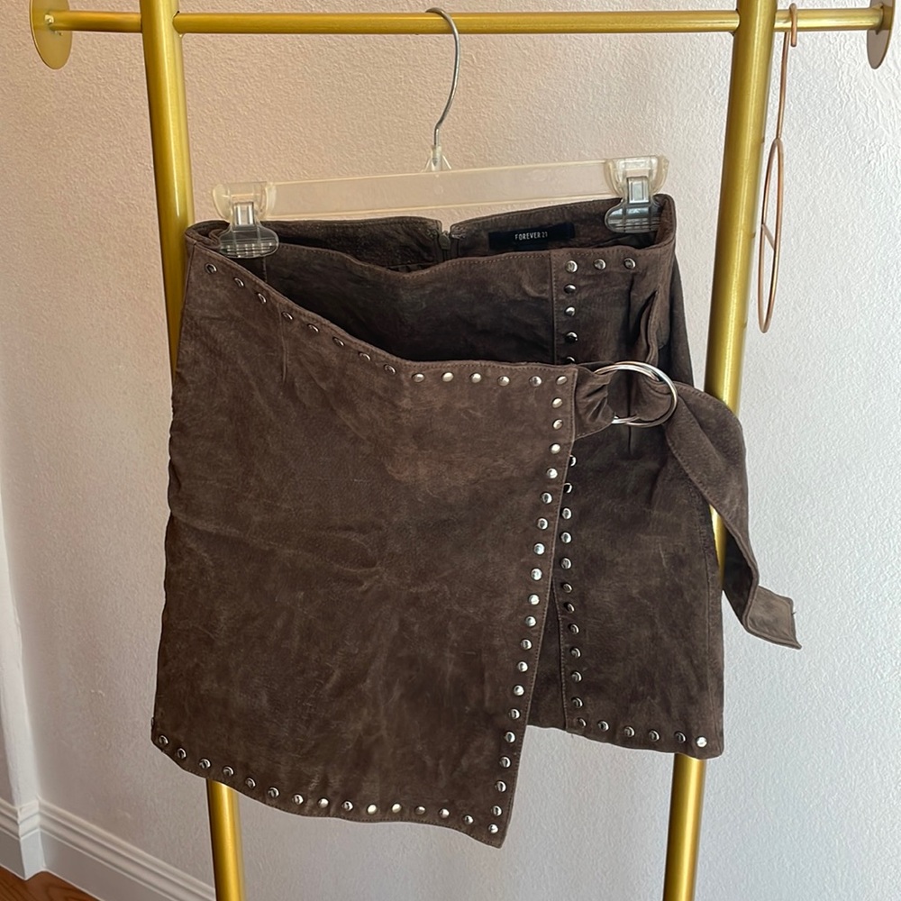 F21 100% pigskin leather riveted mini skirt
